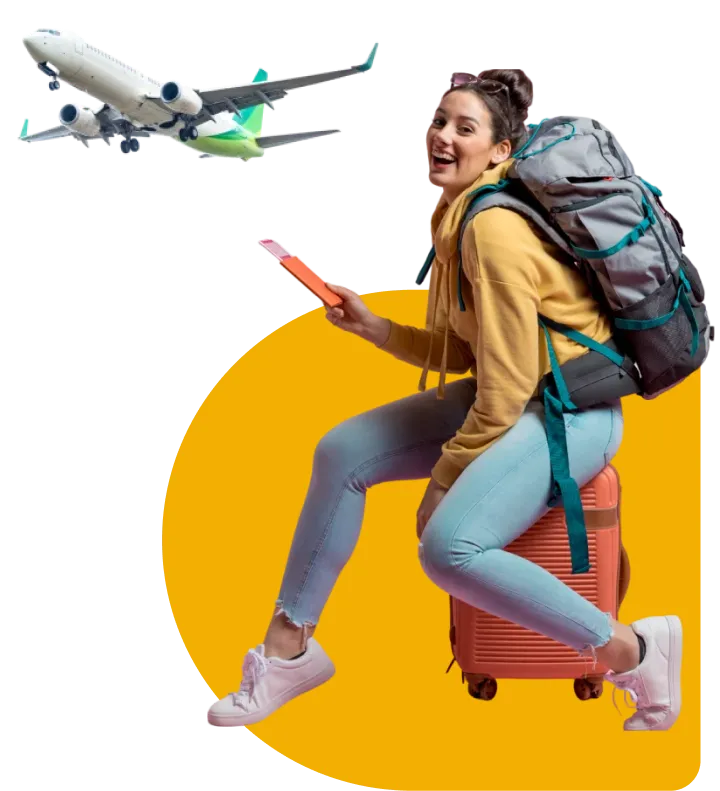 Mujer viajera con mochila, sentada en una maleta y sonriendo, con un avión volando en el fondo